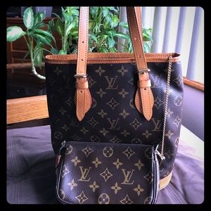EUC Louis Vuitton Bucket bag with pouch